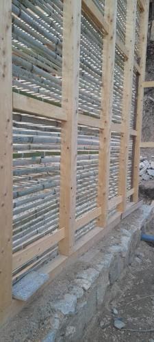 Lattis de bambous moderne, agrafés avec de très grosses agrafes galvanisées sur montants.