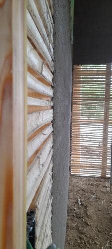 Lattis de bambous moderne, agrafés avec de très grosses agrafes galvanisées sur montants. Permet de poser son enduit d'accroche (arakabe) en paille et terre très argileuse très finement dès le départ.