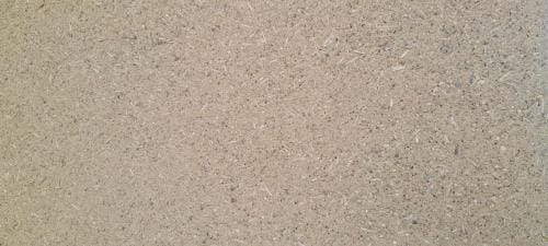 Nakanuri (Enduit intermédiaire) en terre, paille de riz et sables. Structure en bauge avec sous bassement en pierres hourdées à la terre. Vu de près. Lavé par les éléments.